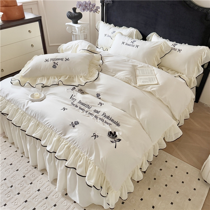 91家纺网 家纺一手货源 找家纺 富盛家纺 2025新款水洗亲肤棉刺绣床裙款四件套公主风四件套 茹意—白