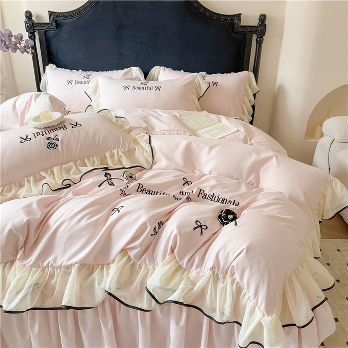 91家纺网 家纺一手货源 找家纺 富盛家纺 2025新款水洗亲肤棉刺绣床裙款四件套公主风四件套 茹意—粉