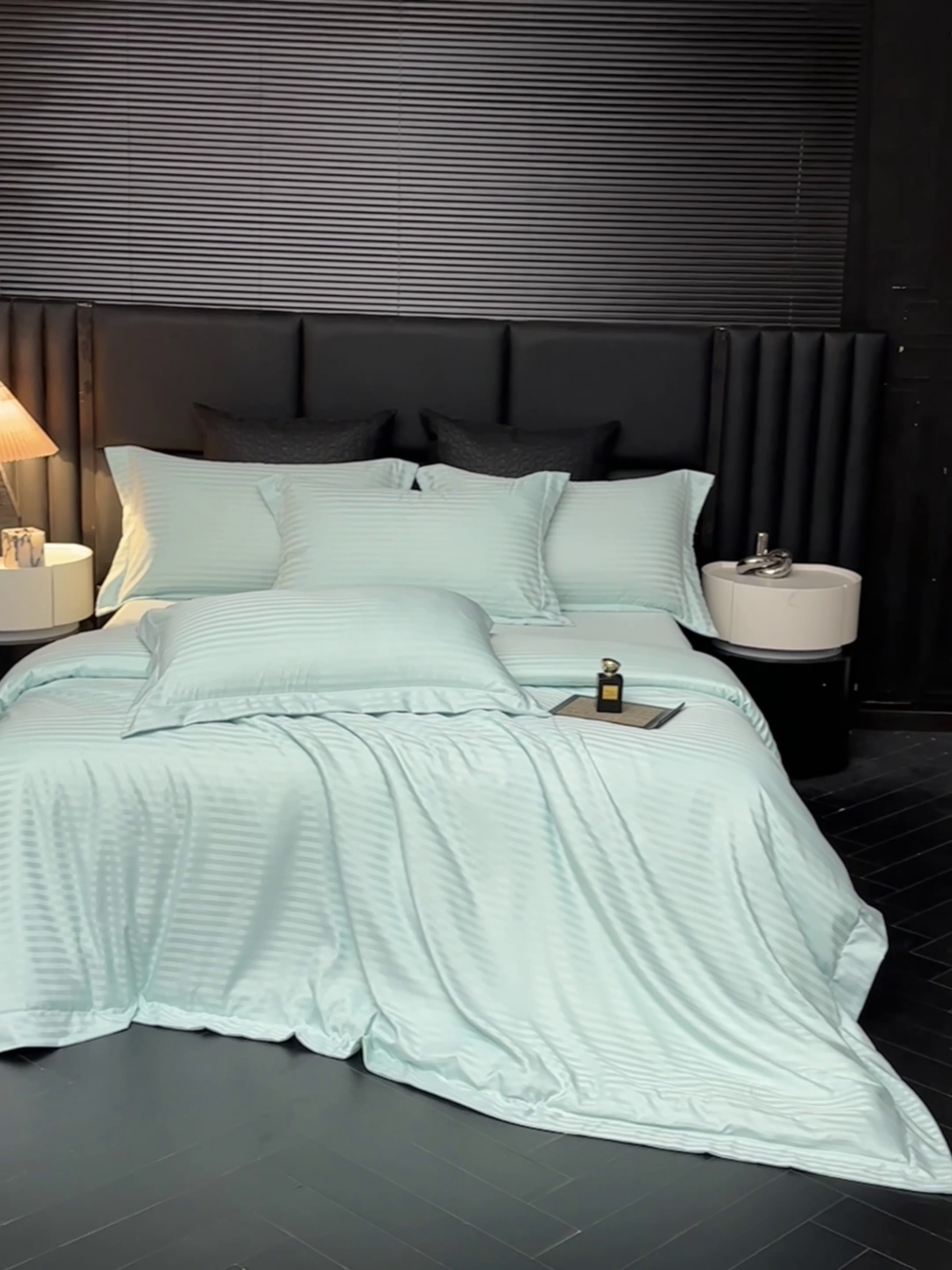 91家纺网 家纺一手货源 找家纺 绒世界 绒世界 2025新款四季款高端贡缎条纹水洗真丝四件套 白茶绿