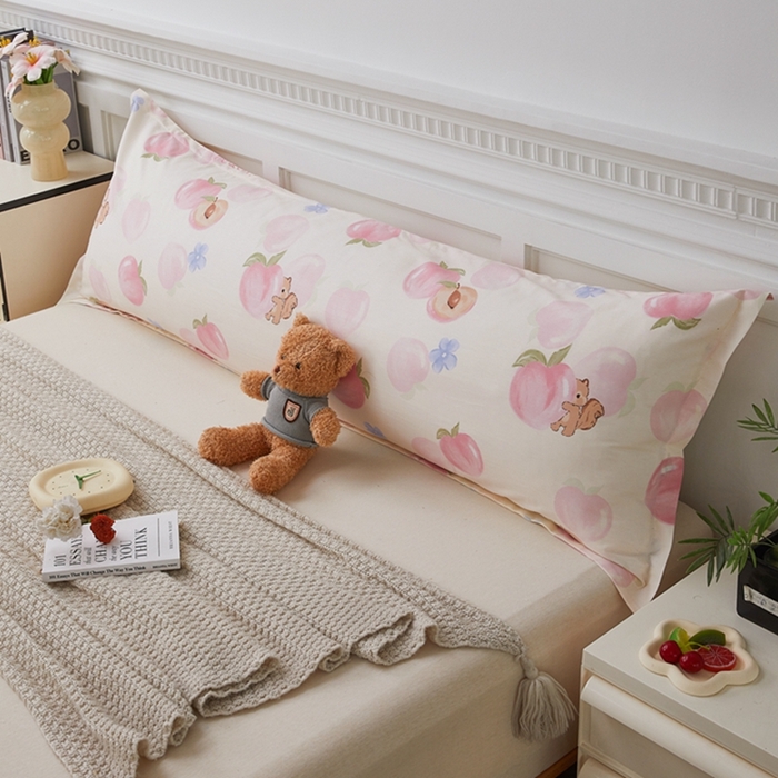 91家纺网 家纺一手货源 找家纺 翎盈家纺 2025新款纯棉小清新双人枕套 蜜桃松鼠