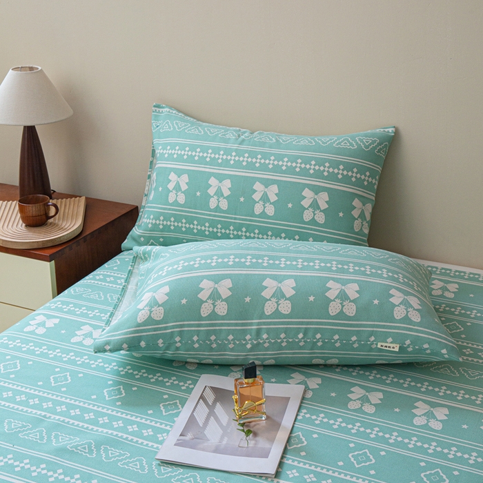 91家纺网 家纺一手货源 找家纺 邵依家纺 2025新款原棉老粗布印花床单系列 草莓情-绿