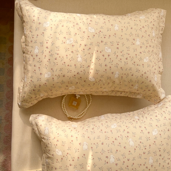 91家纺网 家纺一手货源 找家纺 百寐 2025新款13372全棉信封印花枕套单人 采薇兔