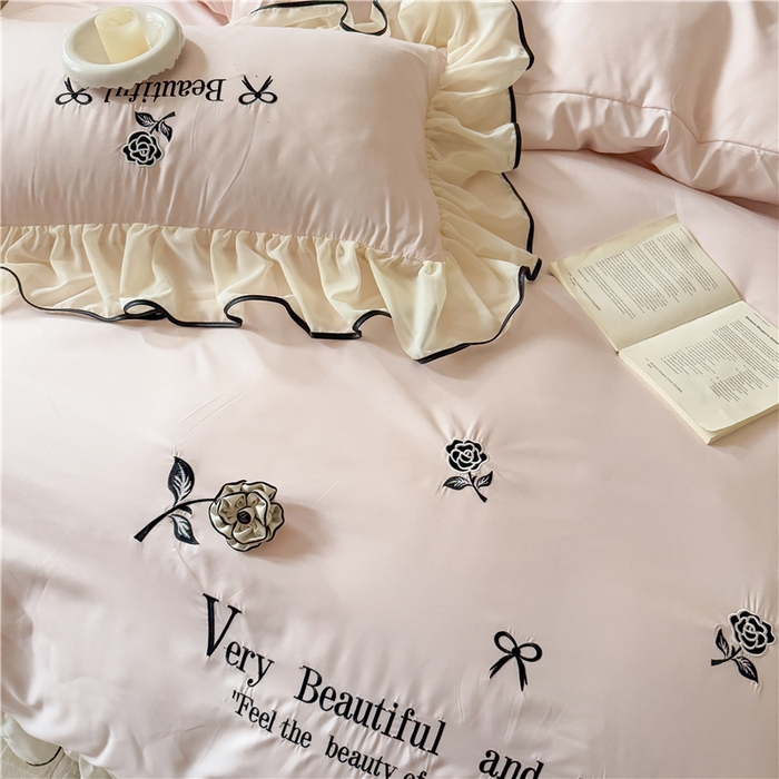 91家纺网 家纺一手货源 找家纺 富盛家纺 2025新款水洗亲肤棉刺绣床裙款四件套公主风四件套 茹意—粉