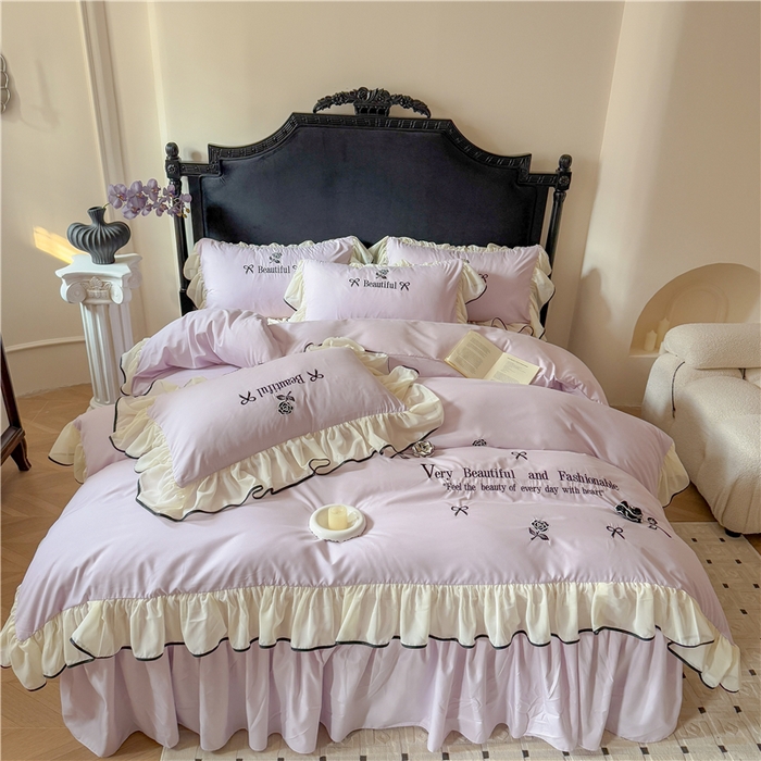 91家纺网 家纺一手货源 找家纺 富盛家纺 2025新款水洗亲肤棉刺绣床裙款四件套公主风四件套 茹意—紫