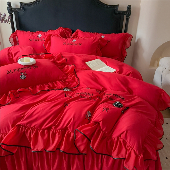 91家纺网 家纺一手货源 找家纺 富盛家纺 2025新款水洗亲肤棉刺绣床裙款四件套公主风四件套 茹意—大红