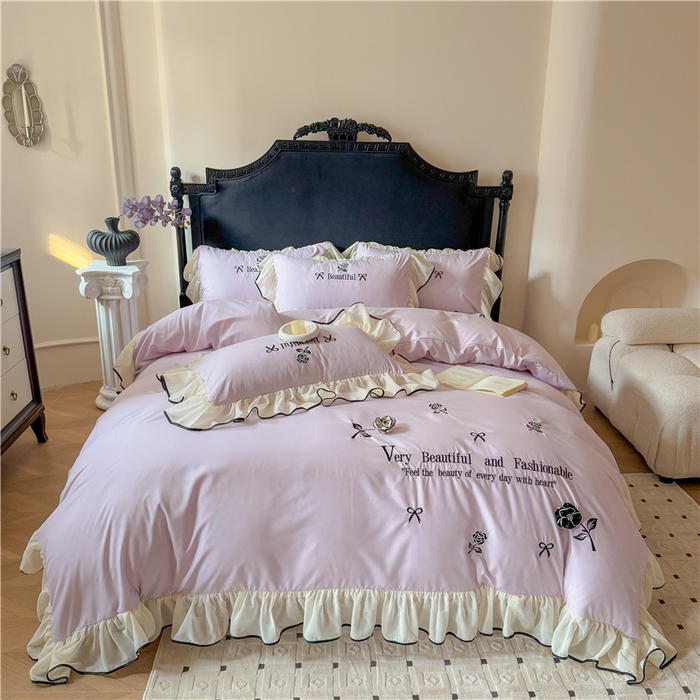 91家纺网 家纺一手货源 找家纺 富盛家纺 2025新款水洗亲肤棉刺绣床裙款四件套公主风四件套 茹意—紫