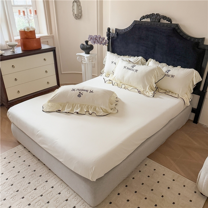 91家纺网 家纺一手货源 找家纺 富盛家纺 2025新款水洗亲肤棉刺绣床裙款四件套公主风四件套 茹意—白