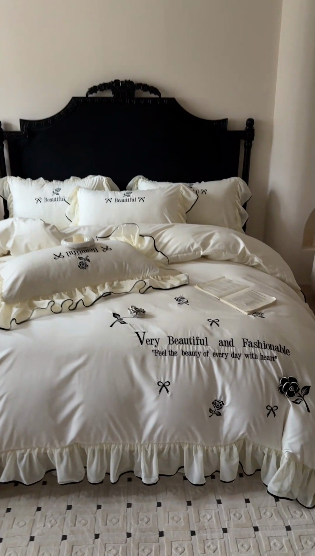 91家纺网 家纺一手货源 找家纺 富盛家纺 2025新款水洗亲肤棉刺绣床裙款四件套公主风四件套 茹意—白