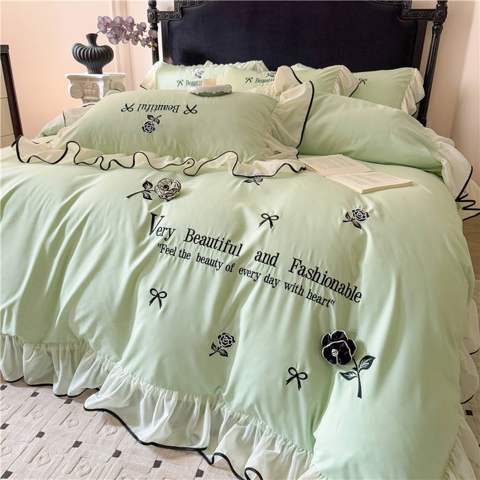 91家纺网 家纺一手货源 找家纺 富盛家纺 2025新款水洗亲肤棉刺绣床裙款四件套公主风四件套 茹意—嫩绿