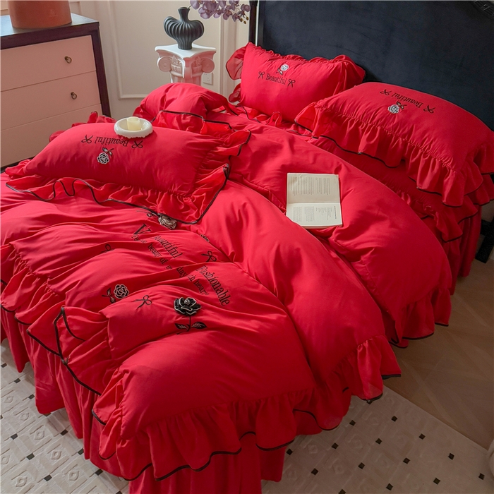 91家纺网 家纺一手货源 找家纺 富盛家纺 2025新款水洗亲肤棉刺绣床裙款四件套公主风四件套 茹意—大红