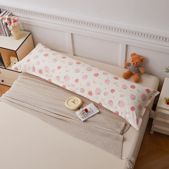 91家纺网 家纺一手货源 找家纺 翎盈家纺 2025新款纯棉小清新双人枕套 草莓庄园