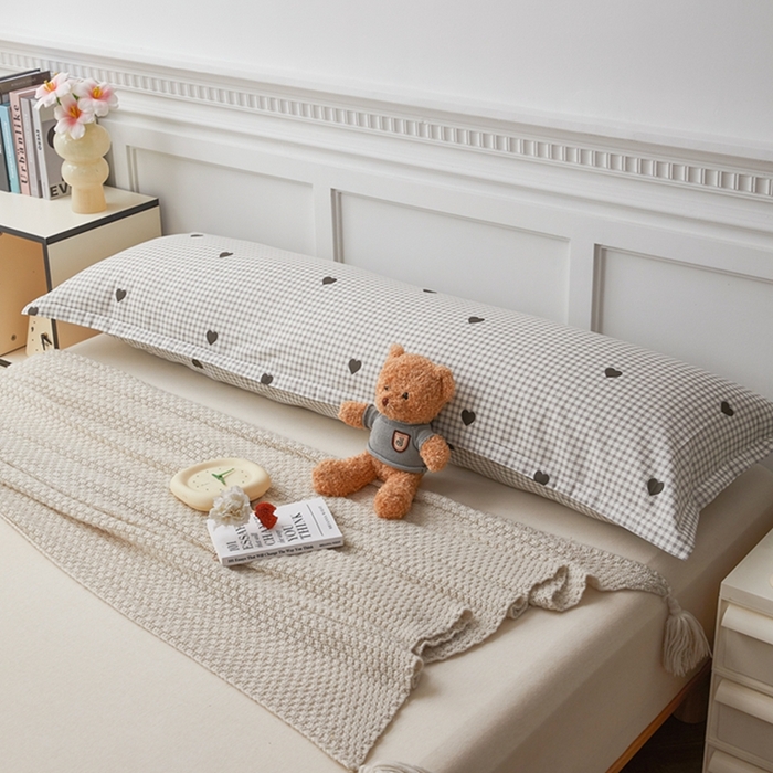 91家纺网 家纺一手货源 找家纺 翎盈家纺 2025新款纯棉小清新双人枕套 格子爱心-灰