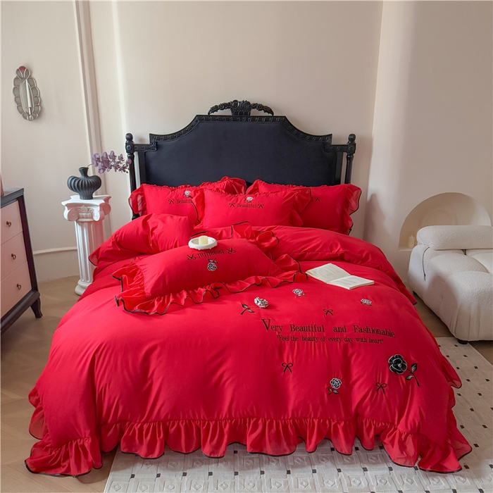 91家纺网 家纺一手货源 找家纺 富盛家纺 2025新款水洗亲肤棉刺绣床裙款四件套公主风四件套 茹意—大红