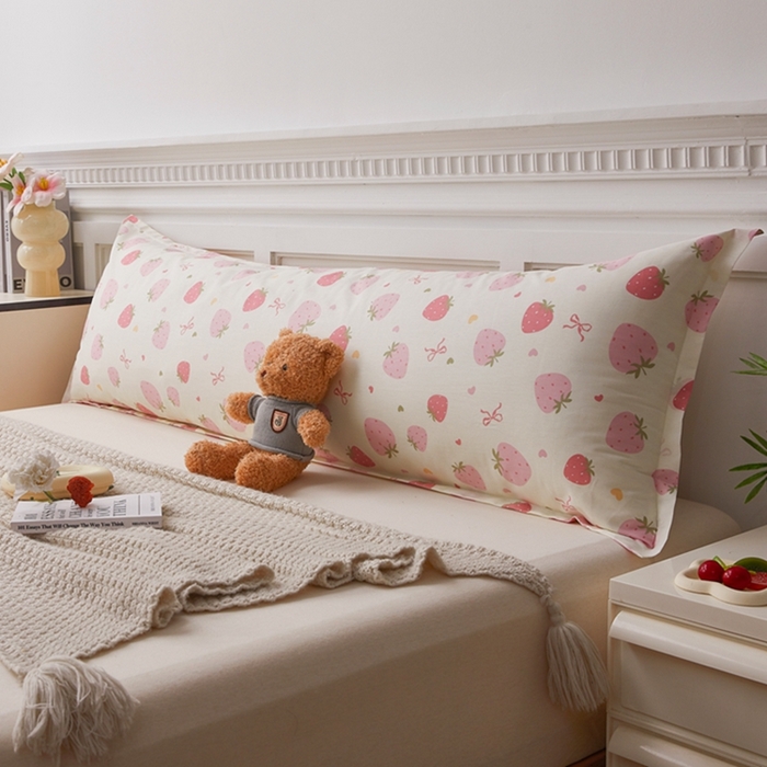 91家纺网 家纺一手货源 找家纺 翎盈家纺 2025新款纯棉小清新双人枕套 草莓庄园