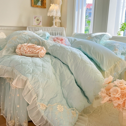 91家纺网 家纺一手货源 找家纺 瑞宝 2025新款水洗棉花边夹棉床裙甜优系列四件套（供货价+40） 甜优-慕蓝