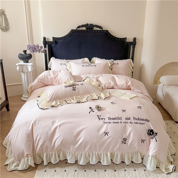 91家纺网 家纺一手货源 找家纺 富盛家纺 2025新款水洗亲肤棉刺绣床裙款四件套公主风四件套 茹意—粉