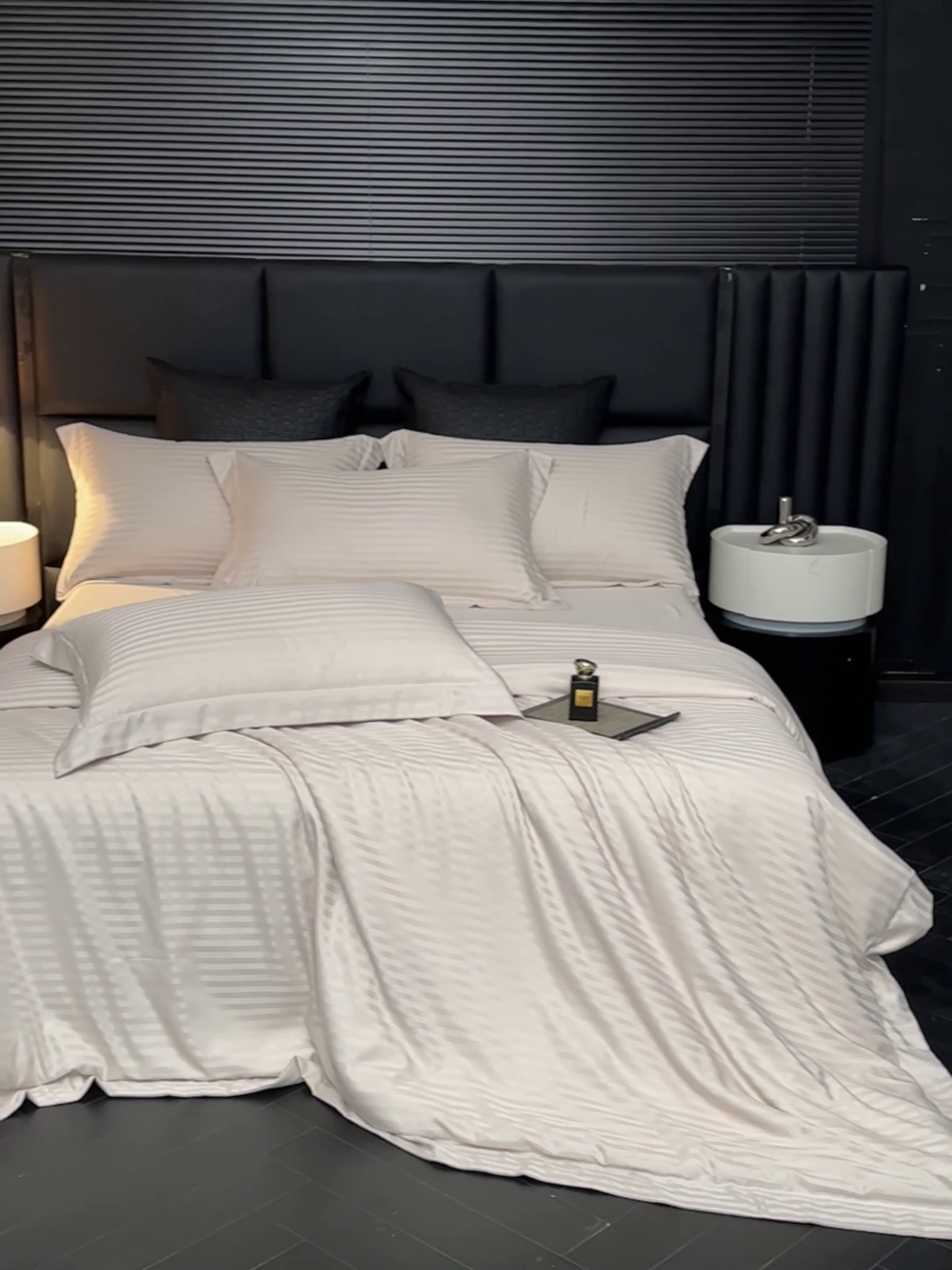 91家纺网 家纺一手货源 找家纺 绒世界 绒世界 2025新款四季款高端贡缎条纹水洗真丝四件套 香槟金