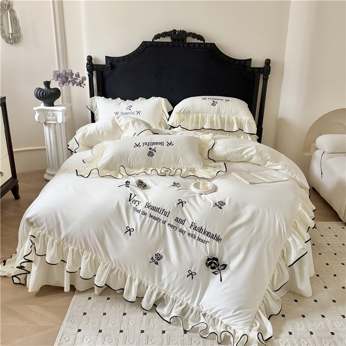 91家纺网 家纺一手货源 找家纺 富盛家纺 2025新款水洗亲肤棉刺绣床裙款四件套公主风四件套 茹意—白