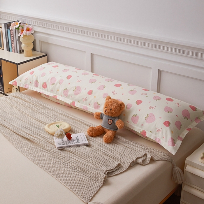 91家纺网 家纺一手货源 找家纺 翎盈家纺 2025新款纯棉小清新双人枕套 草莓庄园