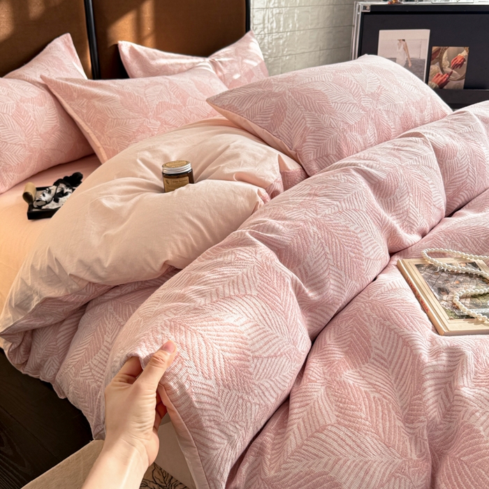 91家纺网 家纺一手货源 找家纺 眠博士 2025新款AB版简约时尚A类全棉三层纱系列四件套 三层纱-幸运叶-粉