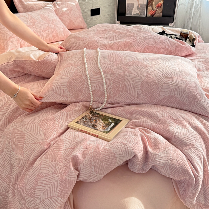 91家纺网 家纺一手货源 找家纺 眠博士 2025新款AB版简约时尚A类全棉三层纱系列四件套 三层纱-幸运叶-粉