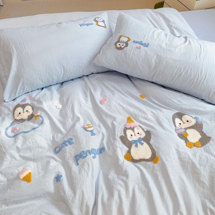 91家纺网 家纺一手货源 找家纺 梦之岛 2025新款多巴胺云朵棉可爱毛巾绣四件套 快乐企鹅-蓝