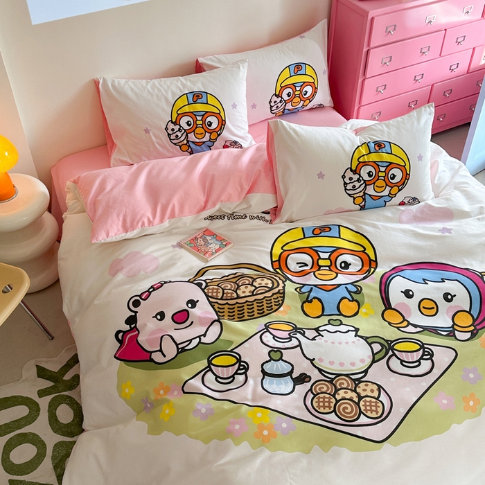 91家纺网 家纺一手货源 找家纺 金爱家 2025新款波乐乐系列纯棉数码印花系列四件套 波乐乐-露营时刻