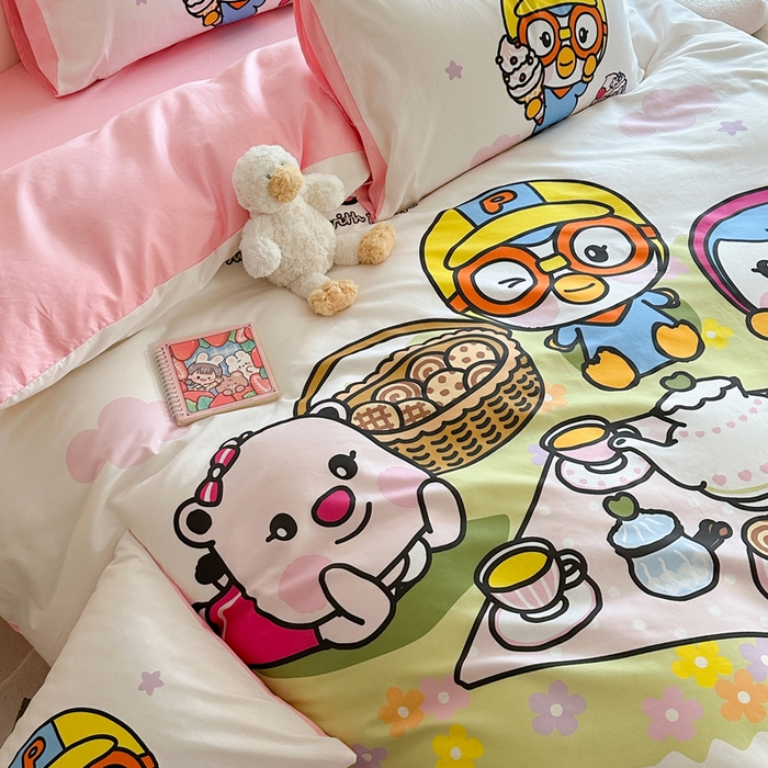 91家纺网 家纺一手货源 找家纺 金爱家 2025新款波乐乐系列纯棉数码印花系列四件套 波乐乐-露营时刻