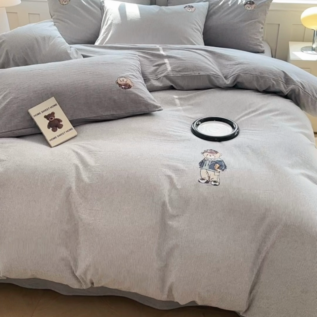 91家纺网 家纺一手货源 找家纺 大境 2026新款色织全棉水洗棉刺绣四件套小清新纯棉四件套 篮球小熊-细条灰