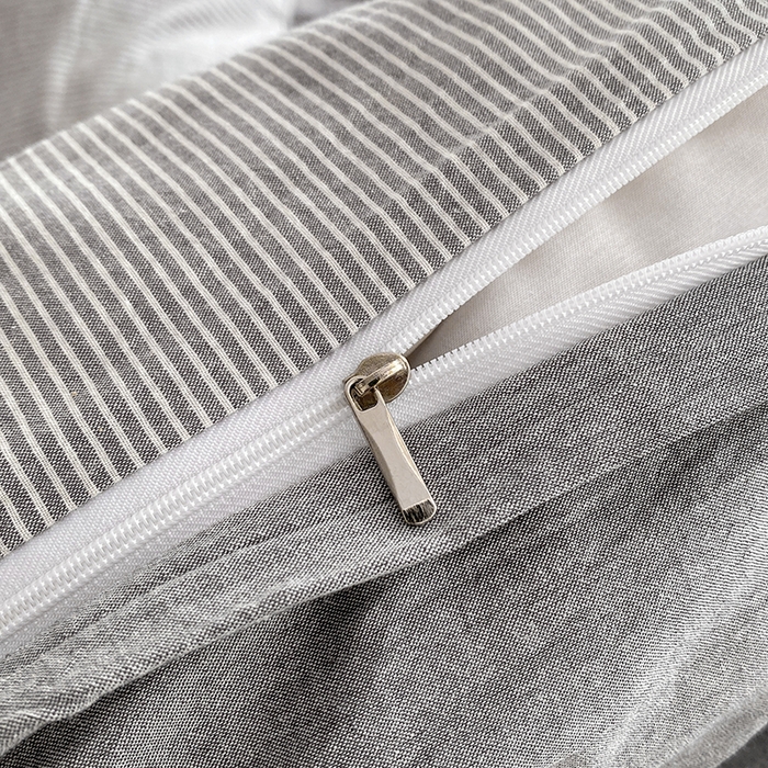 91家纺网 家纺一手货源 找家纺 大境 2026新款色织全棉水洗棉刺绣四件套小清新纯棉四件套 篮球小熊-细条灰