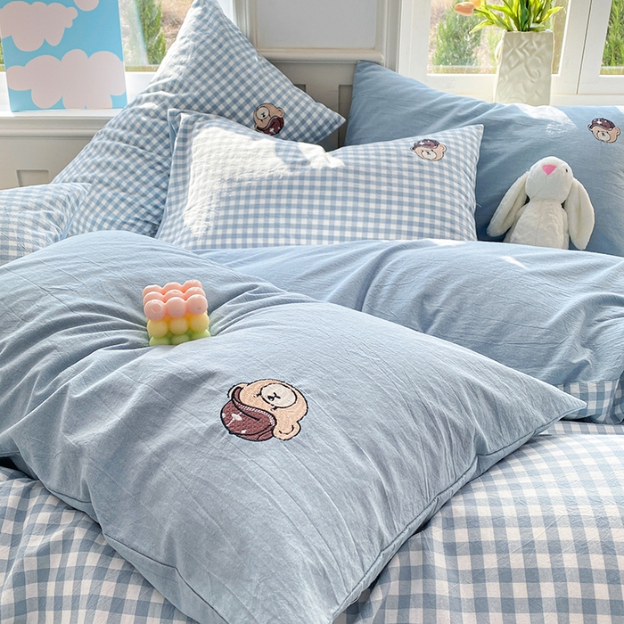 91家纺网 家纺一手货源 找家纺 大境 2026新款色织全棉水洗棉刺绣四件套小清新纯棉四件套 篮球小熊-格子蓝