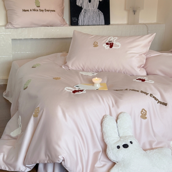 91家纺网 家纺一手货源 找家纺 鹿班家居 2025新款春夏款100S长绒棉毛巾绣四件套—小森林（标准会员-20元） 小森林-粉色