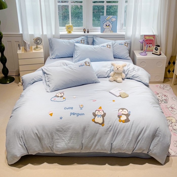 91家纺网 家纺一手货源 找家纺 梦之岛 2025新款多巴胺云朵棉可爱毛巾绣四件套 快乐企鹅-蓝