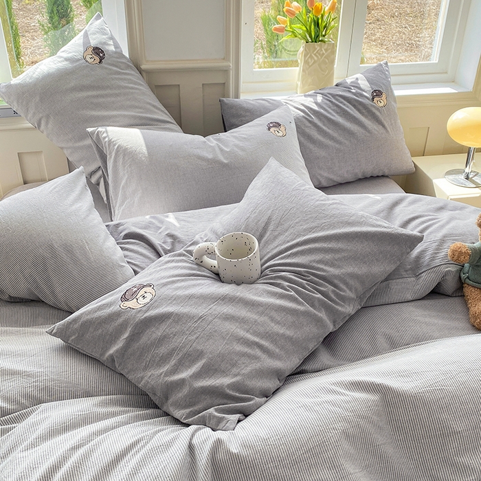 91家纺网 家纺一手货源 找家纺 大境 2026新款色织全棉水洗棉刺绣四件套小清新纯棉四件套 篮球小熊-细条灰