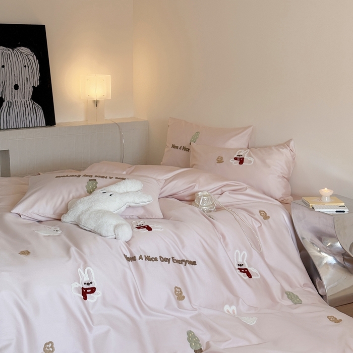 91家纺网 家纺一手货源 找家纺 鹿班家居 2025新款春夏款100S长绒棉毛巾绣四件套—小森林（标准会员-20元） 小森林-粉色