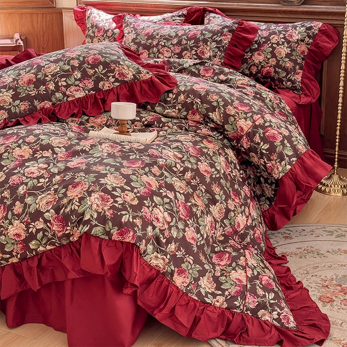 91家纺网 家纺一手货源 找家纺 胜权家纺 2025新款全棉13372法式床裙款活性印花四件套 莫妮卡-酒红