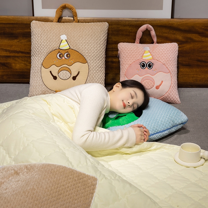 91家纺网 家纺一手货源 找家纺 中华鲟2025新款多功能豆豆绒提花网红抱枕毯卡通立体贴布刺绣抱枕被夏被 甜甜圈夏被-蓝