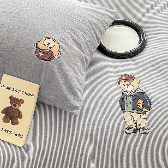 91家纺网 家纺一手货源 找家纺 大境 2026新款色织全棉水洗棉刺绣四件套小清新纯棉四件套 篮球小熊-细条灰