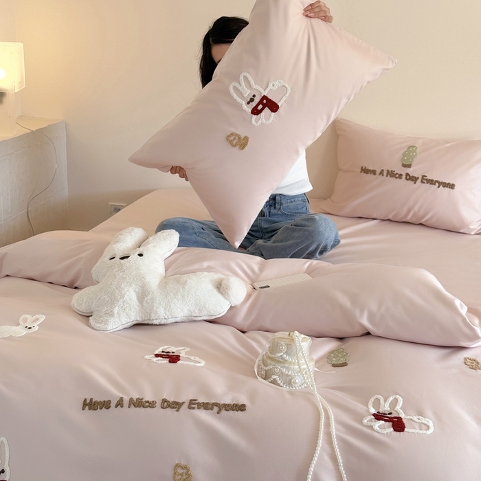 91家纺网 家纺一手货源 找家纺 鹿班家居 2025新款春夏款100S长绒棉毛巾绣四件套—小森林（标准会员-20元） 小森林-粉色