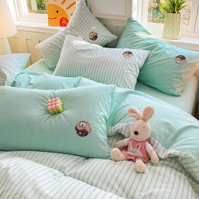 91家纺网 家纺一手货源 找家纺 大境 2026新款色织全棉水洗棉刺绣四件套小清新纯棉四件套 篮球小熊-条纹绿