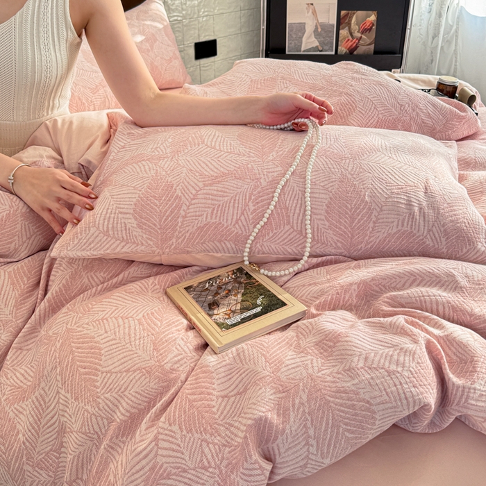 91家纺网 家纺一手货源 找家纺 眠博士 2025新款AB版简约时尚A类全棉三层纱系列四件套 三层纱-幸运叶-粉