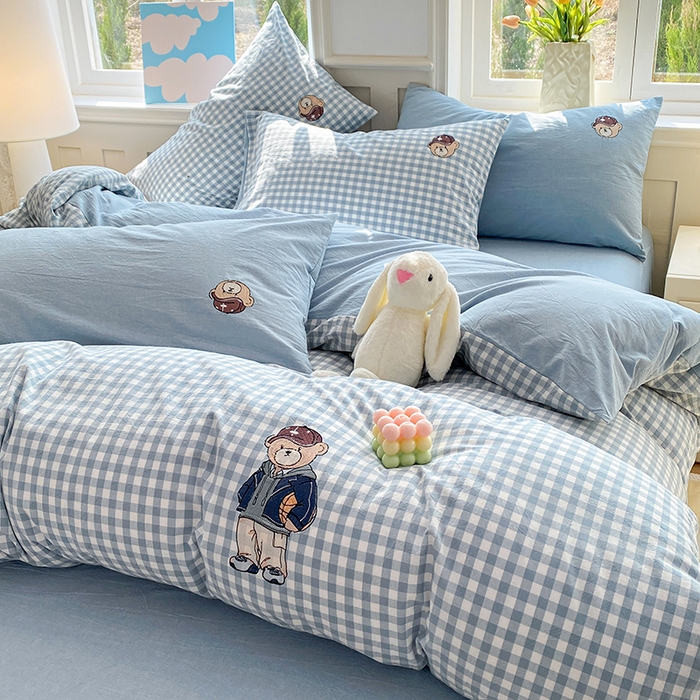 91家纺网 家纺一手货源 找家纺 大境 2026新款色织全棉水洗棉刺绣四件套小清新纯棉四件套 篮球小熊-格子蓝