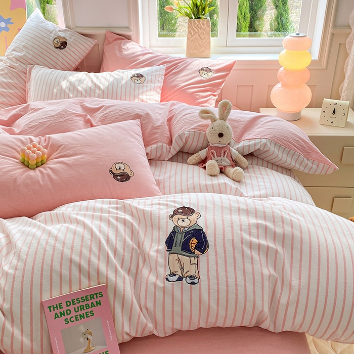 91家纺网 家纺一手货源 找家纺 大境 2026新款色织全棉水洗棉刺绣四件套小清新纯棉四件套 篮球小熊-条纹粉