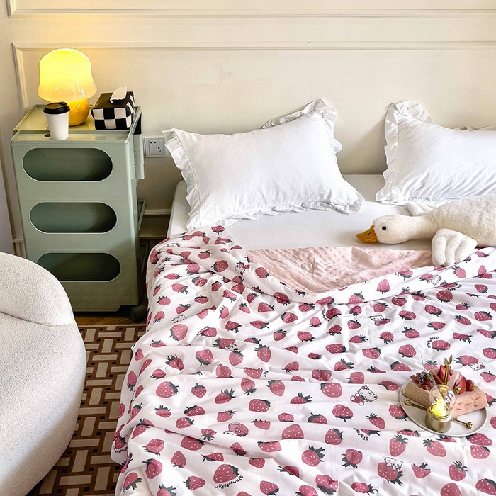 91家纺网 家纺一手货源 找家纺 绒梦里 2025新款儿童卡通系列A类凉感冰豆豆夏被 草莓控