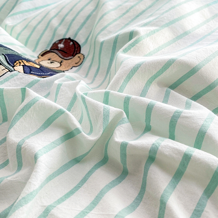 91家纺网 家纺一手货源 找家纺 大境 2026新款色织全棉水洗棉刺绣四件套小清新纯棉四件套 篮球小熊-条纹绿