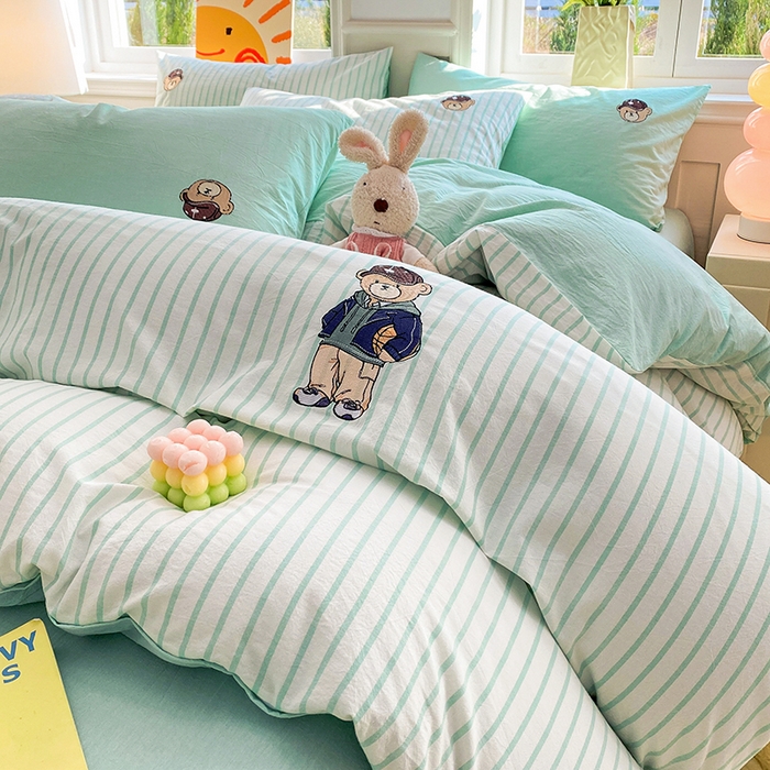 91家纺网 家纺一手货源 找家纺 大境 2026新款色织全棉水洗棉刺绣四件套小清新纯棉四件套 篮球小熊-条纹绿