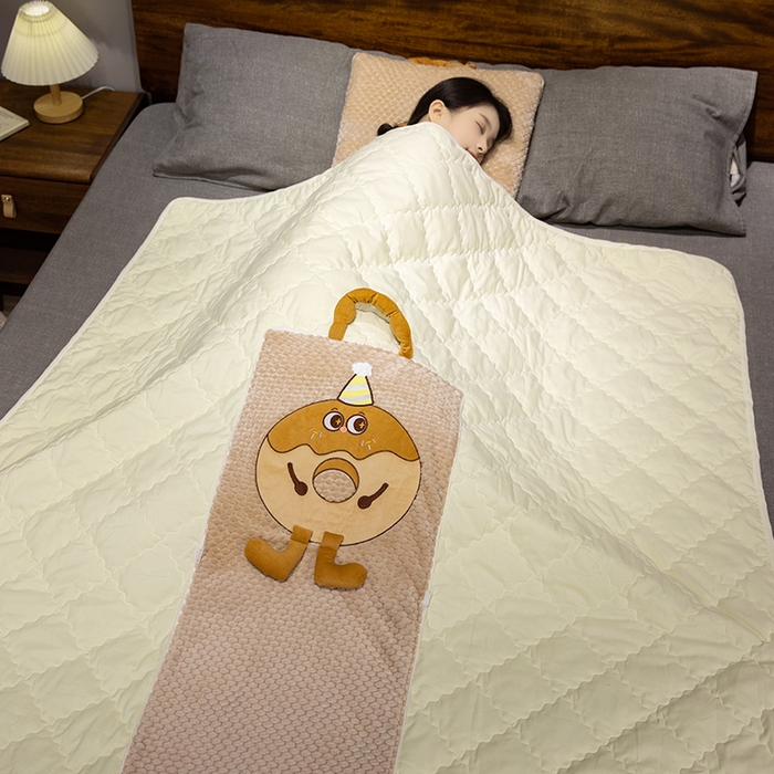 91家纺网 家纺一手货源 找家纺 中华鲟2025新款多功能豆豆绒提花网红抱枕毯卡通立体贴布刺绣抱枕被夏被 甜甜圈夏被-黄