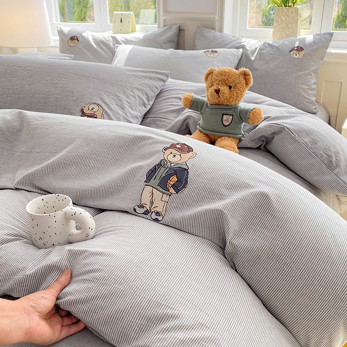 91家纺网 家纺一手货源 找家纺 大境 2026新款色织全棉水洗棉刺绣四件套小清新纯棉四件套 篮球小熊-细条灰