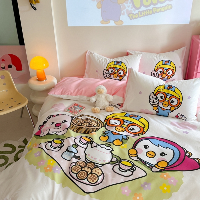 91家纺网 家纺一手货源 找家纺 金爱家 2025新款波乐乐系列纯棉数码印花系列四件套 波乐乐-露营时刻