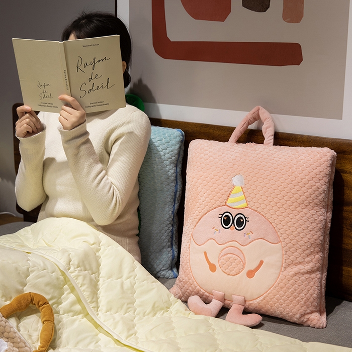 91家纺网 家纺一手货源 找家纺 中华鲟2025新款多功能豆豆绒提花网红抱枕毯卡通立体贴布刺绣抱枕被夏被 甜甜圈夏被-蓝